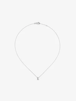 Colgante cadena con inicial peque&ntilde;a de oro blanco de 18K y diamantes