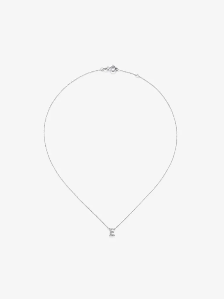 Colgante cadena con inicial pequeña de oro blanco de 18K y diamantes