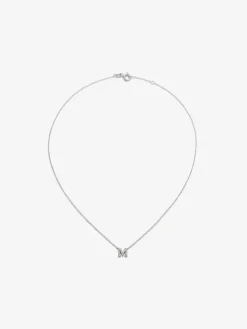 Colgante cadena con inicial peque&ntilde;a de oro blanco de 18K y diamantes