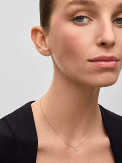 Colgante cadena con inicial peque&ntilde;a de oro blanco de 18K y diamantes