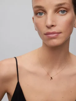 Colgante cadena con inicial a de oro rosa de 18K