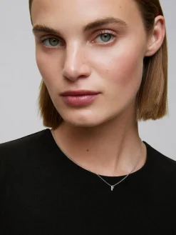 Colgante cadena con inicial peque&ntilde;a de oro blanco de 18K y diamantes