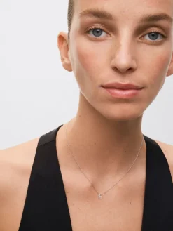 Colgante cadena con inicial peque&ntilde;a de oro blanco de 18K y diamantes