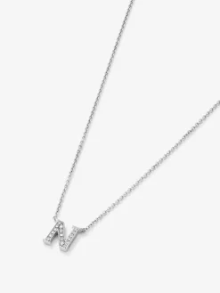 Colgante cadena con inicial peque&ntilde;a de oro blanco de 18K y diamantes