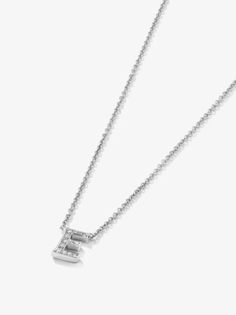 Colgante cadena con inicial pequeña de oro blanco de 18K y diamantes