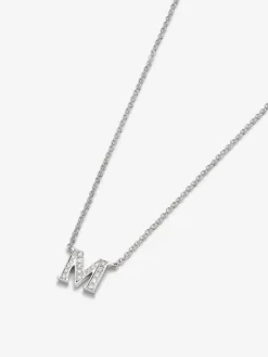 Colgante cadena con inicial peque&ntilde;a de oro blanco de 18K y diamantes