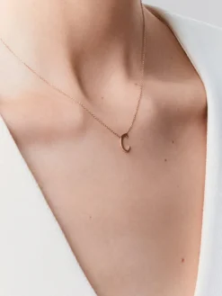 Colgante cadena con inicial c de oro rosa de 18K