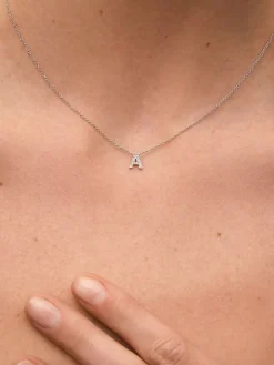 Colgante cadena con inicial peque&ntilde;a de oro blanco de 18K y diamantes