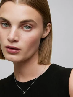 Colgante cadena con inicial peque&ntilde;a de oro blanco de 18K y diamantes