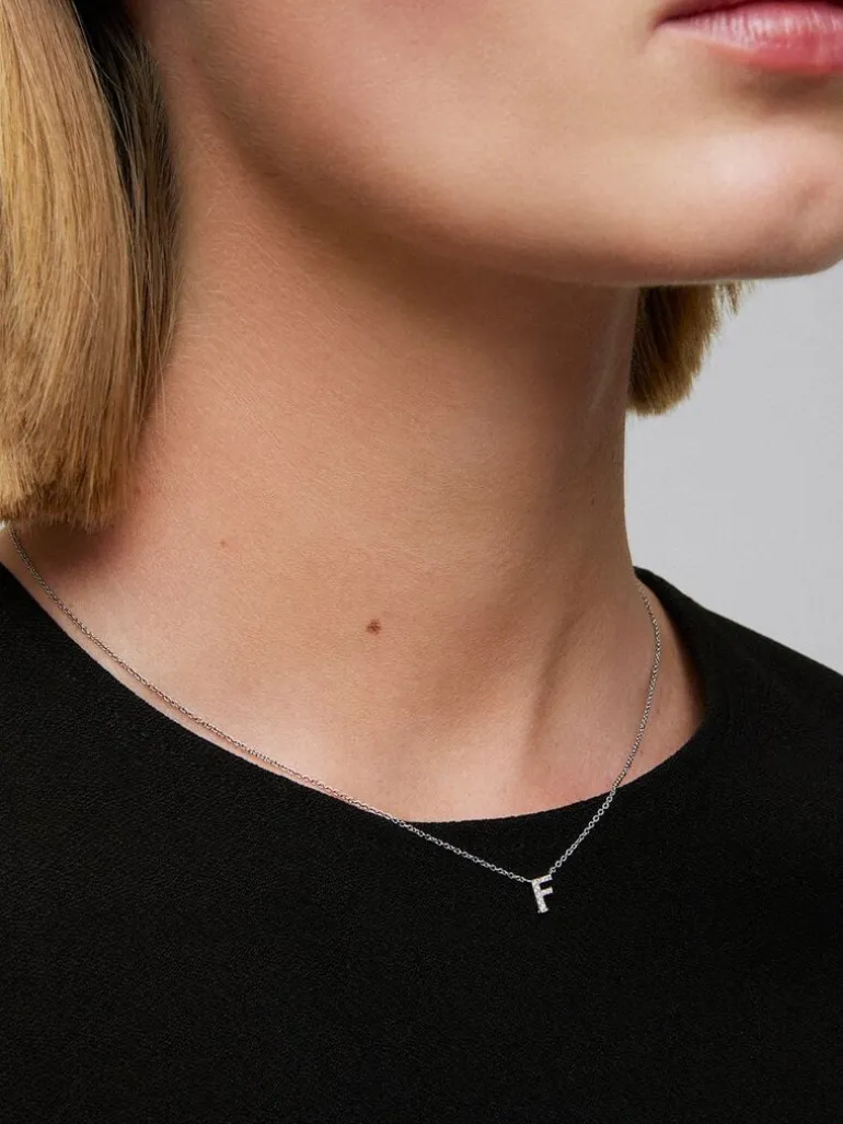 Colgante cadena con inicial pequeña de oro blanco de 18K y diamantes