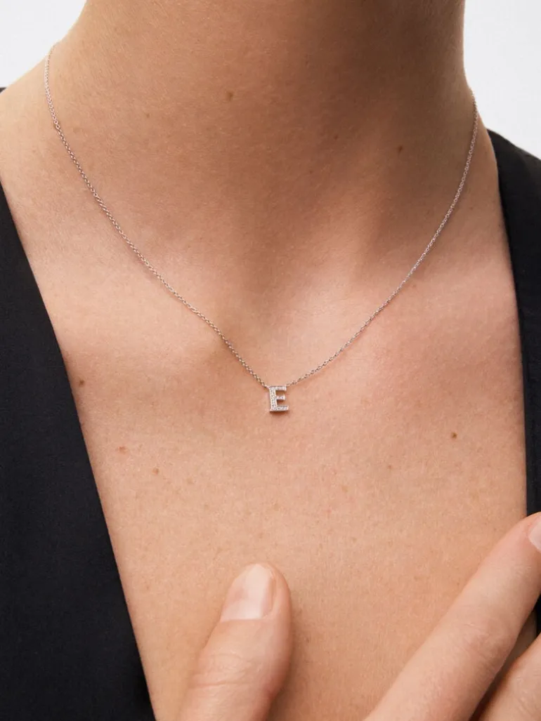 Colgante cadena con inicial pequeña de oro blanco de 18K y diamantes