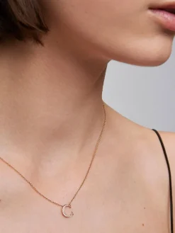Colgante cadena con inicial de oro rosa de 18K y diamantes