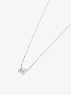Colgante cadena con inicial peque&ntilde;a de oro blanco de 18K y diamantes