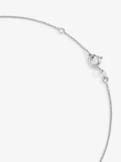 Colgante cadena con inicial peque&ntilde;a de oro blanco de 18K y diamantes