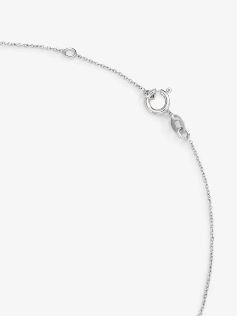 Colgante cadena con inicial pequeña de oro blanco de 18K y diamantes