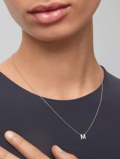 Colgante cadena con inicial peque&ntilde;a de oro blanco de 18K y diamantes
