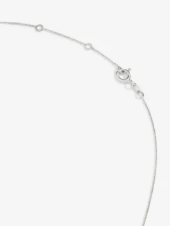 Colgante cadena con inicial peque&ntilde;a de oro blanco de 18K y diamantes