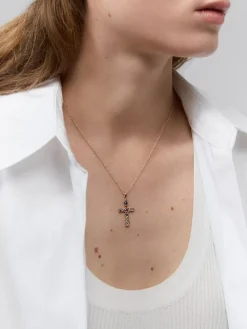 Colgante cadena cruz de oro rosa de 18K con zafiro
