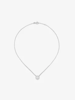 Colgante cadena de oro blanco de 18K con diamante solitario y orla de diamantes