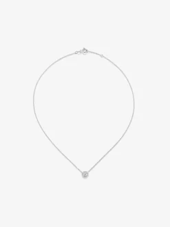 Colgante cadena de oro blanco de 18K con diamante solitario y orla de diamantes