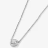 Colgante cadena de oro blanco de 18K con diamante solitario y orla de diamantes