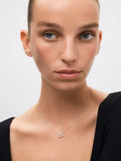 Colgante cadena de oro blanco de 18k con tres perlas Akoya y diamantes
