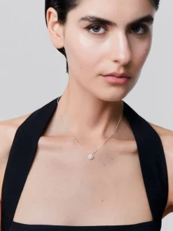 Colgante cadena de oro blanco de 18K con diamante solitario y orla de diamantes