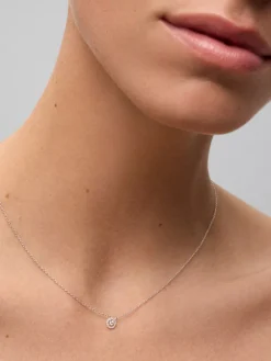 Colgante cadena de oro blanco de 18K con diamante solitario y orla de diamantes