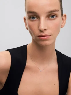 Colgante cadena de oro blanco de 18K con diamante solitario y orla de diamantes
