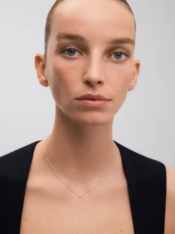 Colgante cadena de oro blanco de 18K con diamante solitario y orla de diamantes