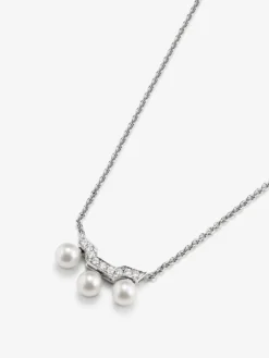 Colgante cadena de oro blanco de 18k con tres perlas Akoya y diamantes
