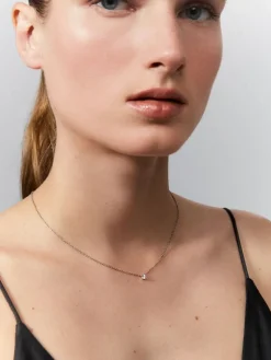 Colgante cadena de oro blanco de 18K con diamante solitario