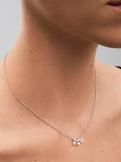 Colgante cadena de oro blanco de 18k con tres perlas Akoya y diamantes