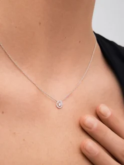 Colgante cadena de oro blanco de 18K con diamante solitario y orla de diamantes
