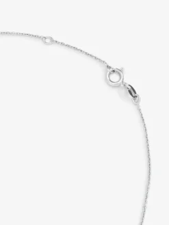 Colgante cadena de oro blanco de 18K con diamante solitario y orla de diamantes