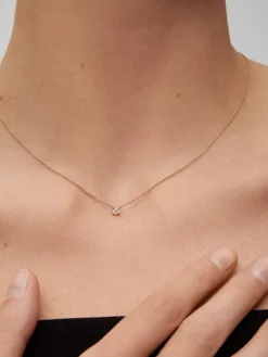 Colgante cadena de oro rosa de 18K con diamante solitario