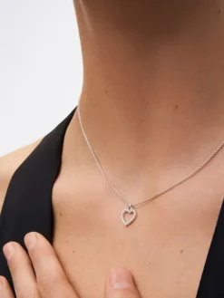 Colgante corazón de oro blanco de 18kt con diamantes de 0,22cts