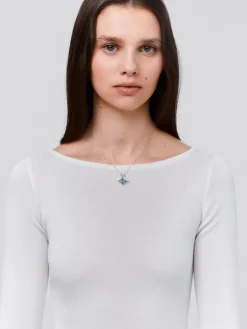 Colgante de insecto de oro blanco de 18K con aguamarina en talla oval de 4,17 cts, 42 diamantes en talla brillante con un total de 0,37 cts y 2 zafiros azules en talla brillante con un total de 0,02 cts