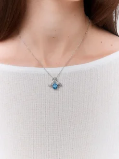 Colgante de insecto de oro blanco de 18K con aguamarina en talla oval de 4,17 cts, 42 diamantes en talla brillante con un total de 0,37 cts y 2 zafiros azules en talla brillante con un total de 0,02 cts