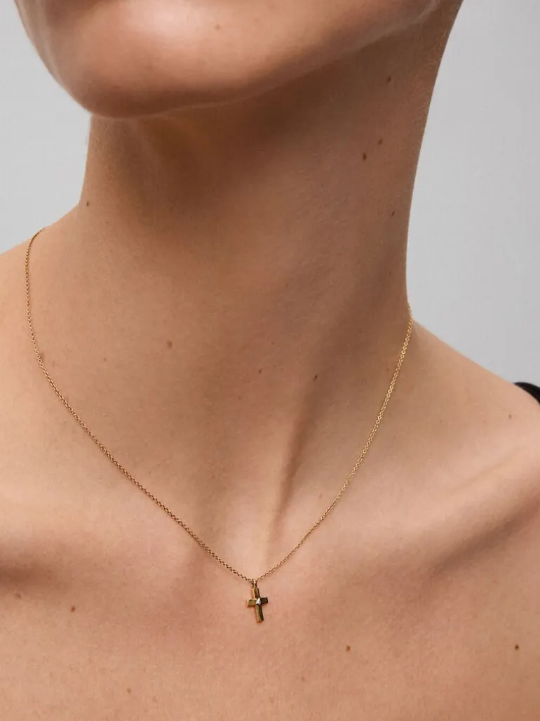 Colgante de oro amarillo de 18K con cruz grande y diamante en talla brillante de 0,01 cts