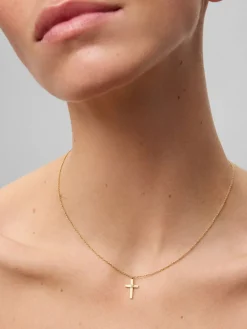 Colgante de oro amarillo de 18K con cruz mediana y diamante en talla brillante de 0,01 cts