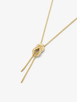 Colgante de oro amarillo de 18K con 26 diamantes en talla brillante con un total de 0,16 cts y forma de nudo