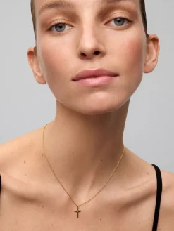 Colgante de oro amarillo de 18K con cruz mediana y diamante en talla brillante de 0,01 cts