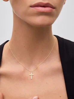 Colgante de oro amarillo de 18K con cruz grande y diamante en talla brillante de 0,015 cts