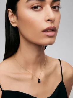 Colgante de oro amarillo de 18K con ónix negro de 1,45 cts y diamante blanco en talla esmeralda de 0,1 cts