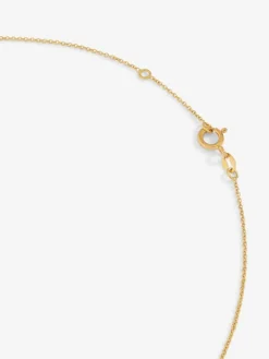 Colgante de oro amarillo de 18K con cruz grande y diamante en talla brillante de 0,015 cts