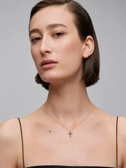 Colgante de oro blanco de 18K con cruz de 11 zafiros en talla brillante con un total de 0,5 cts