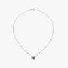 Colgante de oro blanco de 18K con zafiro azul royal en talla corazón de 1,51 cts y 59 diamantes en talla brillante con un total de 0,3 cts