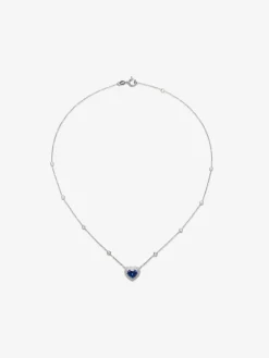 Colgante de oro blanco de 18K con zafiro azul royal en talla corazón de 1,51 cts y 59 diamantes en talla brillante con un total de 0,3 cts
