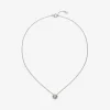 Colgante de oro blanco de 18K con diamante central en talla brillante de 0,2 cts y orla de 2 diamantes en talla baguette con un total de 0,05 cts y 10 diamantes en talla brillante con un total de 0,035 cts